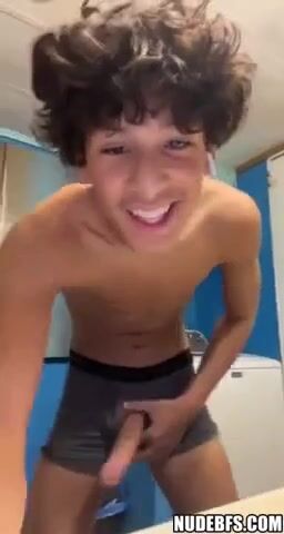 Vitinho solo mostrando seu lindo pau