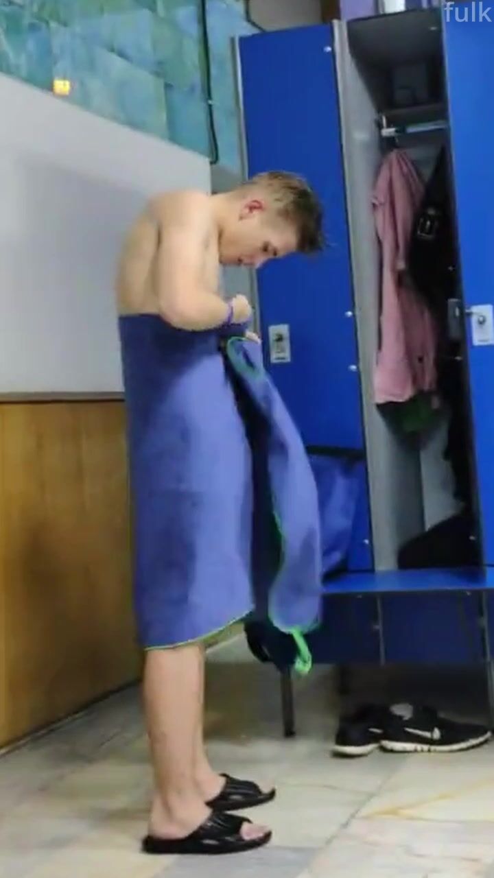 متلصص يراقب بعد السباحة
