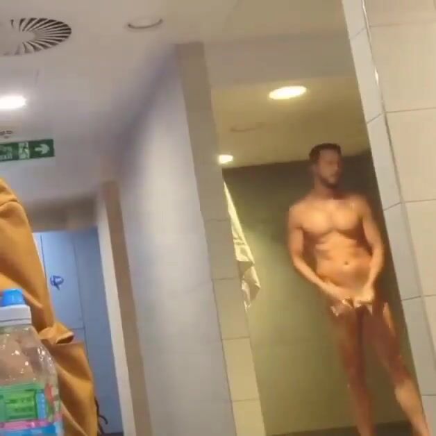 مثلي الجنس يتجسس على قضيب في دش عام