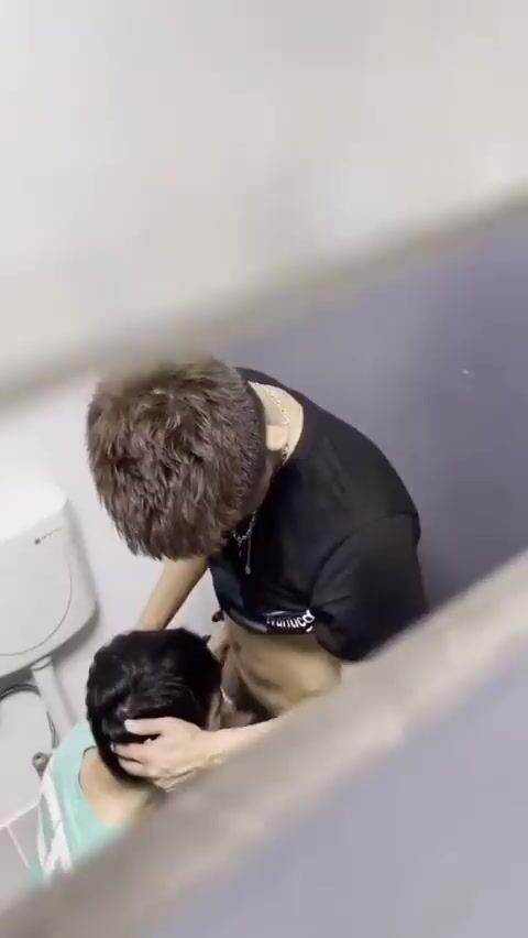 偷窥狂观看两个男孩在厕所做爱