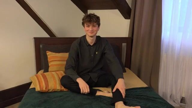 Waldemar’s sexy solo interview & wank vid