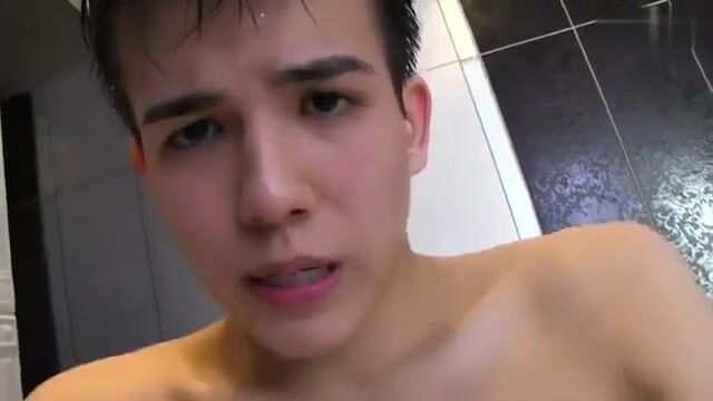 Chico lindo mojado se pajea la polla dura