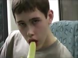 Chico plátano se masturba en el tren