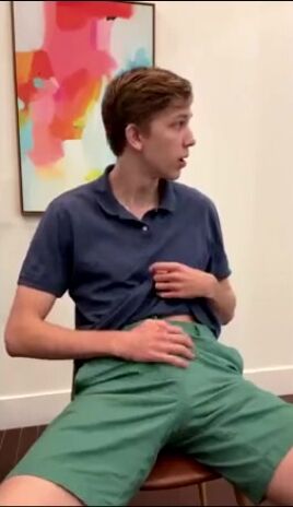 Pai musculoso rápido masturba twink sem camisinha