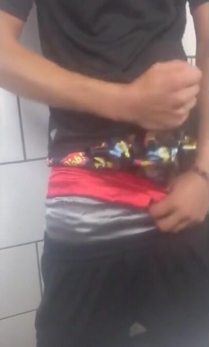 Jeunes gays se branlent sans capote dans chiottes