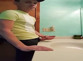 مراهق رياضي يستمني بقوة في الحمام 2