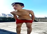 Schlanker teen auf dem dach wichst vor der cam