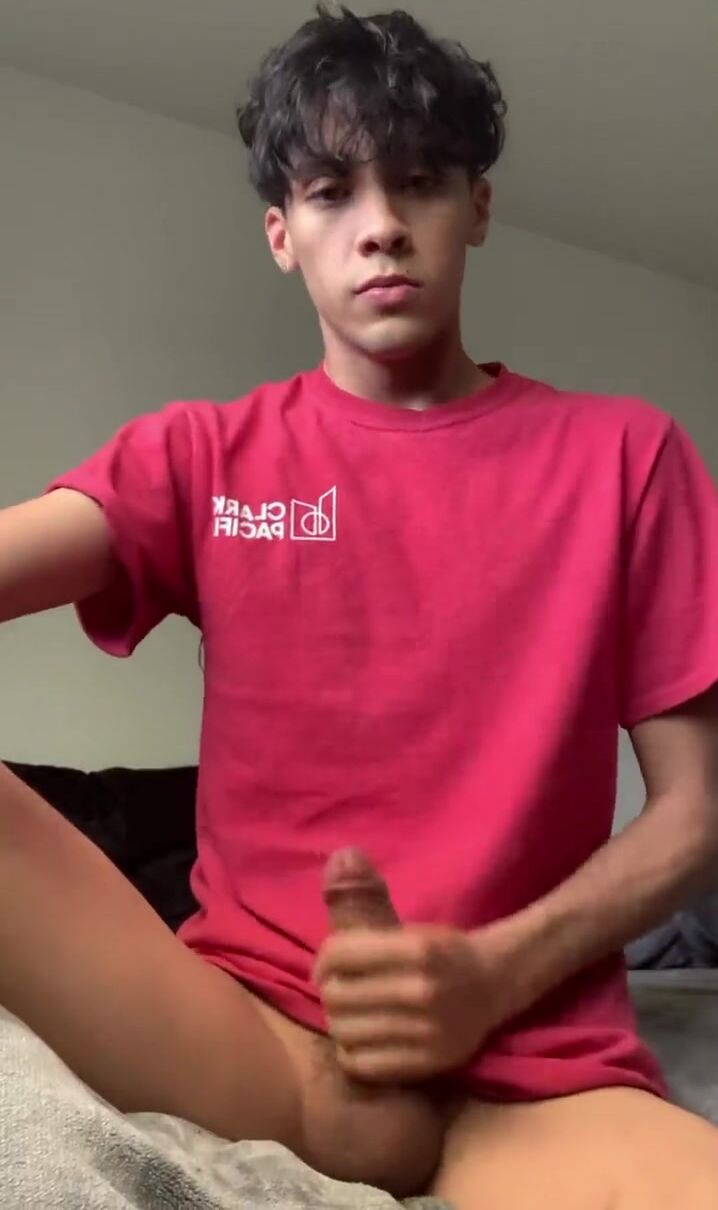 Ado branle sa bite en cam pour mecs excités