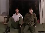 مراهقون أسرى حرب في عمل مثلي قاسٍ