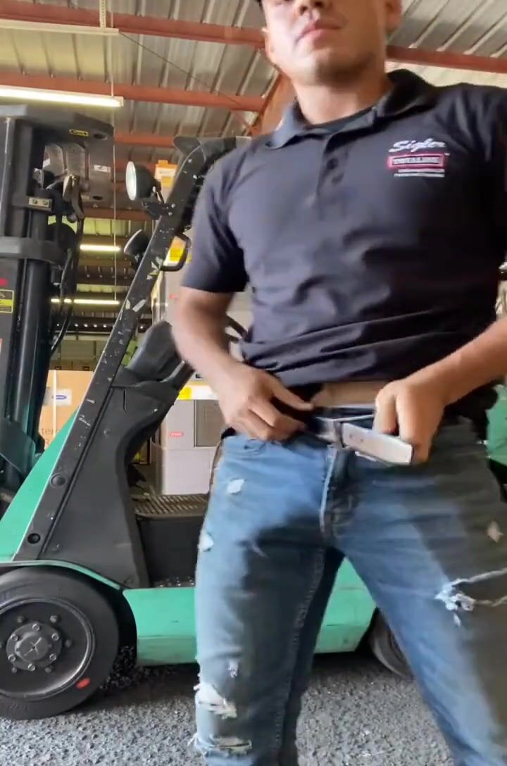 仓库里的帅哥裸撸但没射