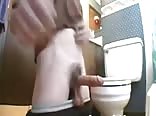 Sesión de paja en baño público 2