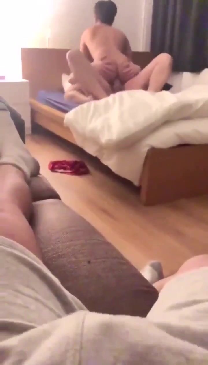 Mein stiefbruder wird von meinem kumpel gefickt - wer ist der nächste?