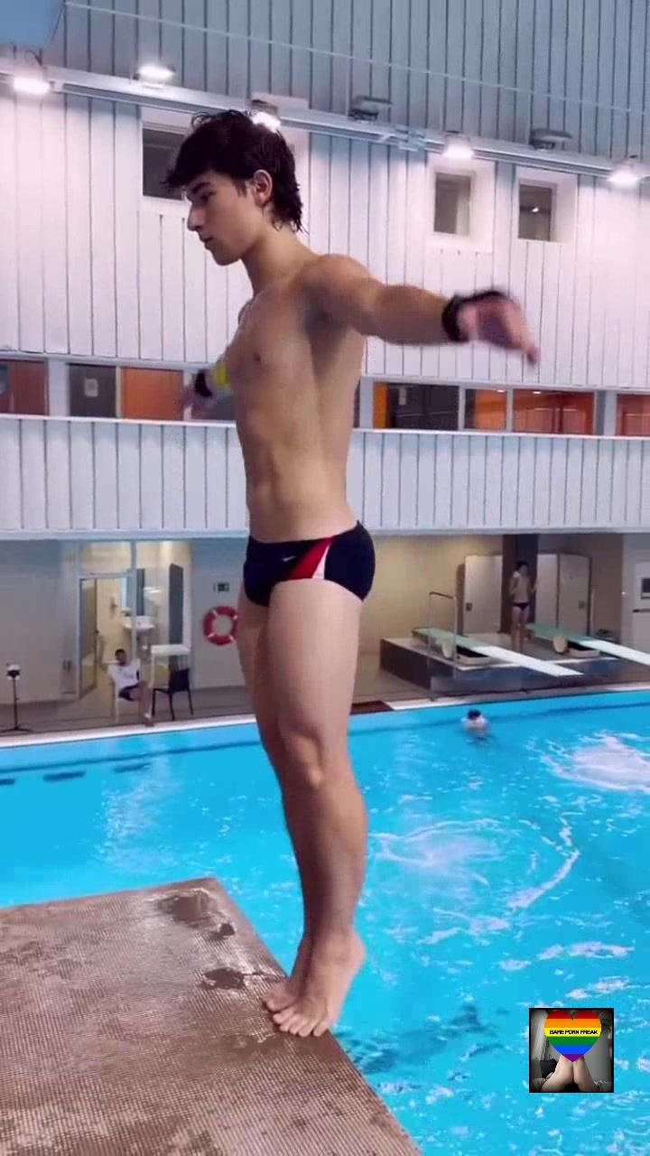 Chico en speedo jn hace deportes acuáticos mojados