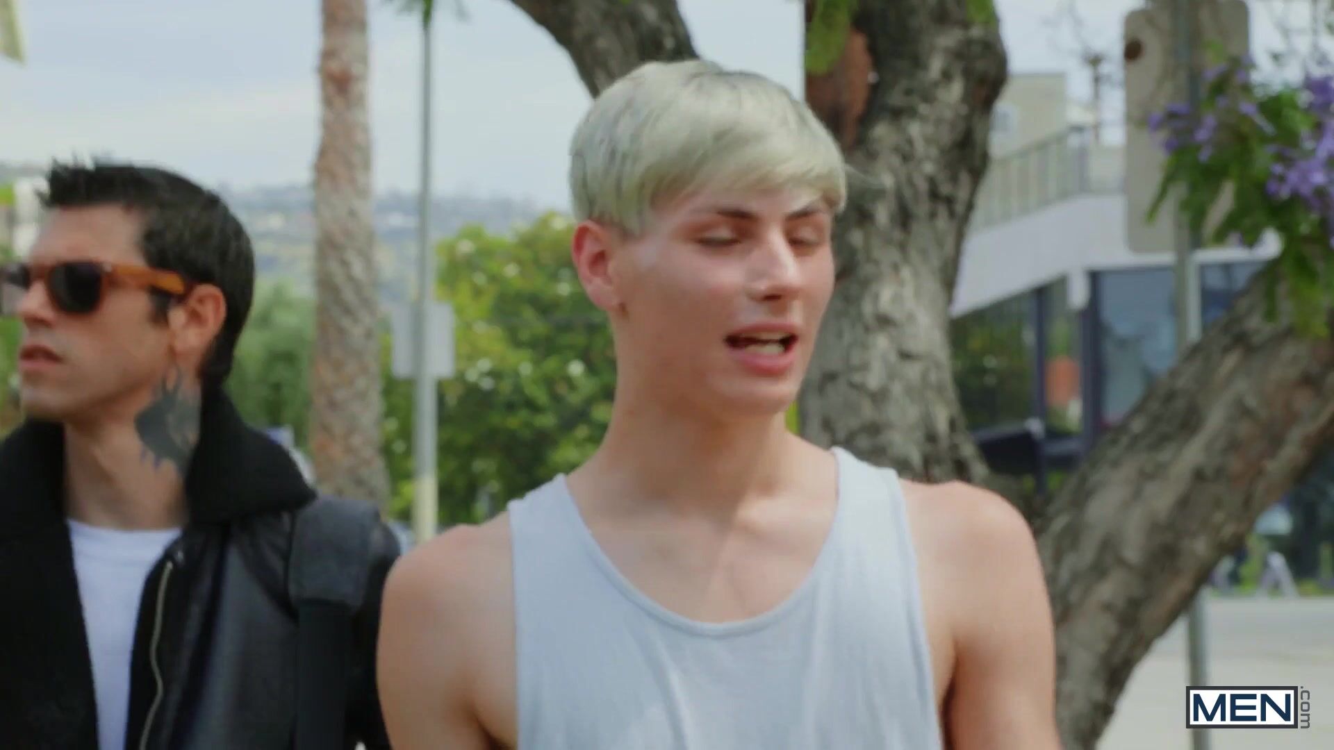 Twink drops on daddy muscle bareback cock