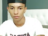 18歳の美少年が生チンポをカメラ前でシコシコ