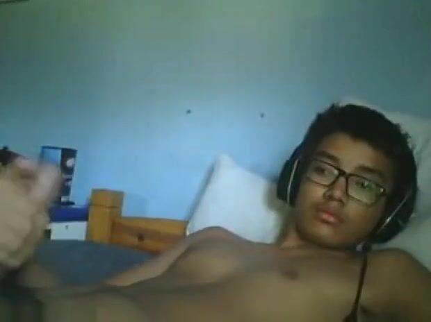 Black glasses boy wanks his hard cock → es: "chico de gafas se foll...