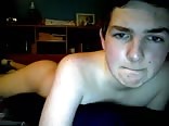 Brinquedo de menino na webcam em plena diversão