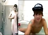 Amigos de webcam 159: acción en el baño de adolescente gay