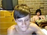 Unbeschützter twink reitet den muskulösen schwanz eines daddy
