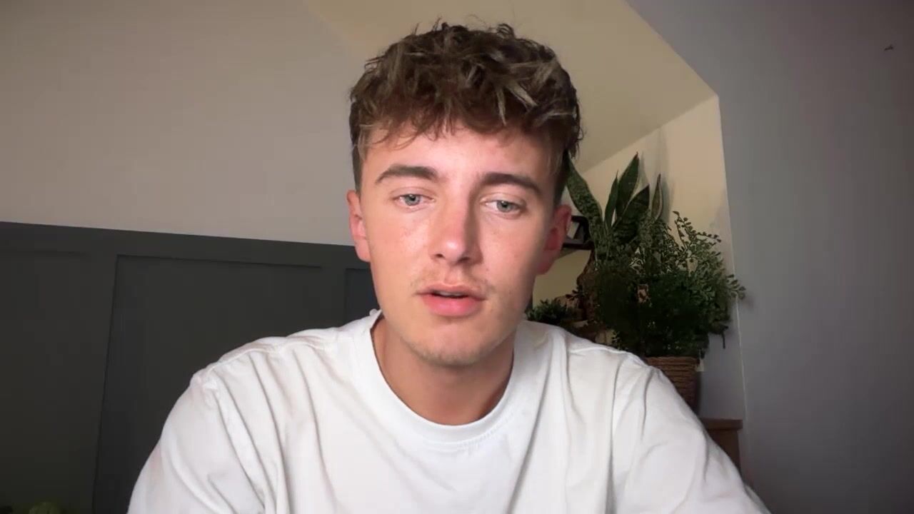Cute webcam twink jerks his cock