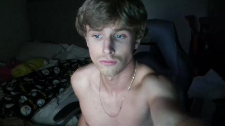 Webcam stud jerks thick cock