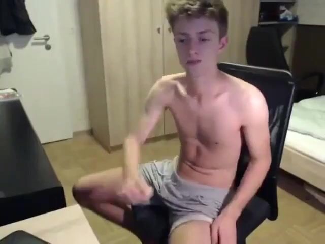 Twink boys webcamming porn show in bedroom