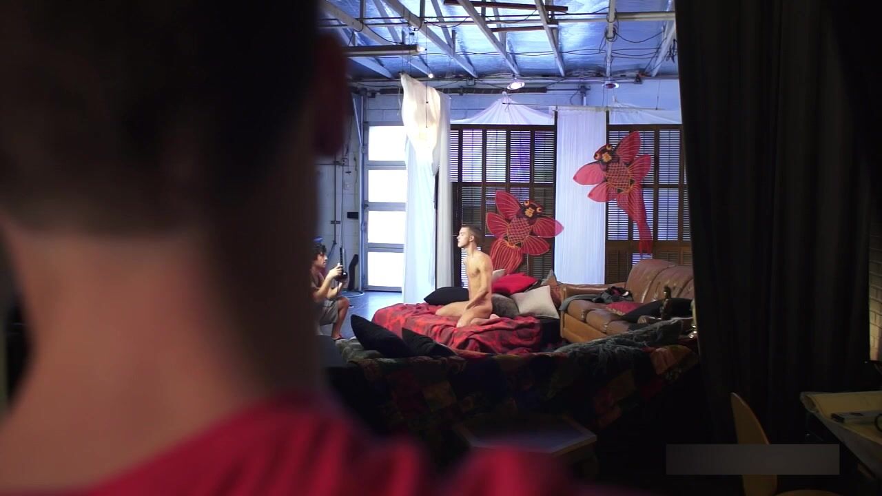 Sodomie sans capote dans studio de porno gay