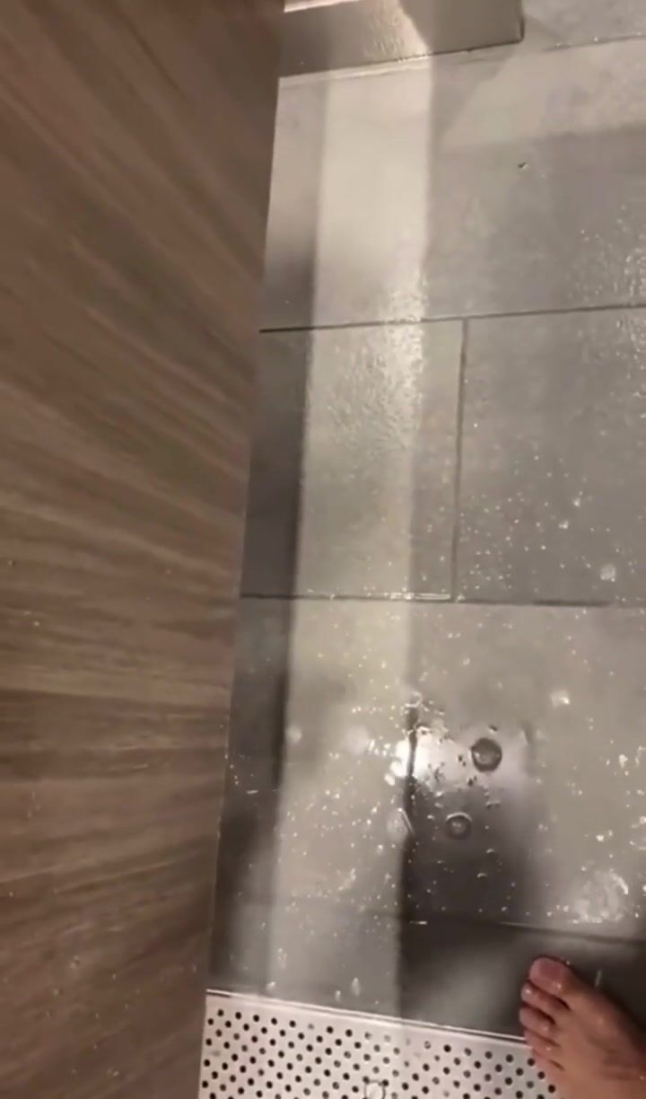 شاب أملس وأبي عضلي بدون واقي