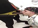 Weißer junge lutscht harten schwarzen schwanz