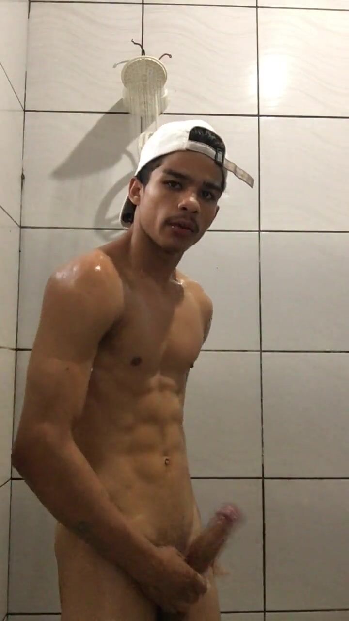 Garoto latino goza forte no chuveiro
