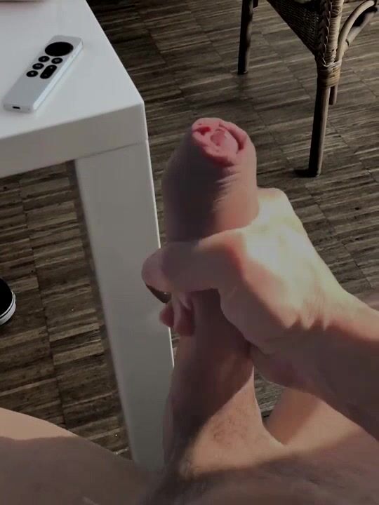 زب أبيض عملاق ينيك فتى بدون واقي