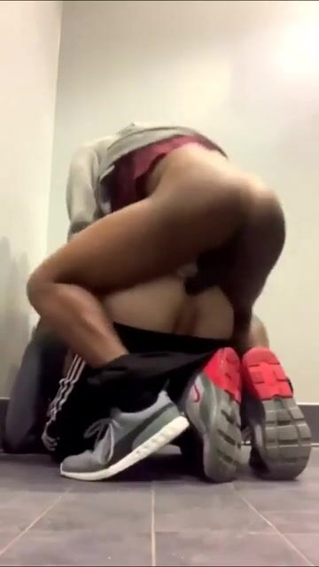 Coq noir féconde twink blanc dans l'escalier sans capote