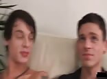 Carais gays competem pelo pau maior