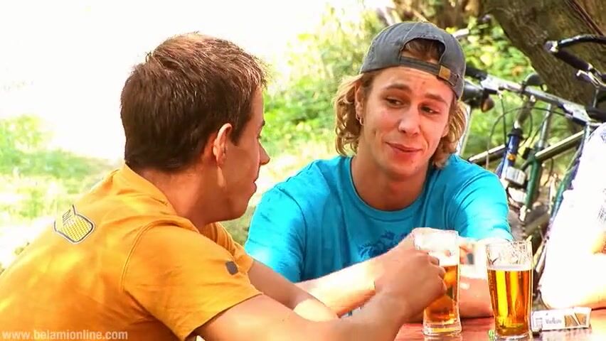 El mejor twink chupa a un tipo de la cerveza en porno gay