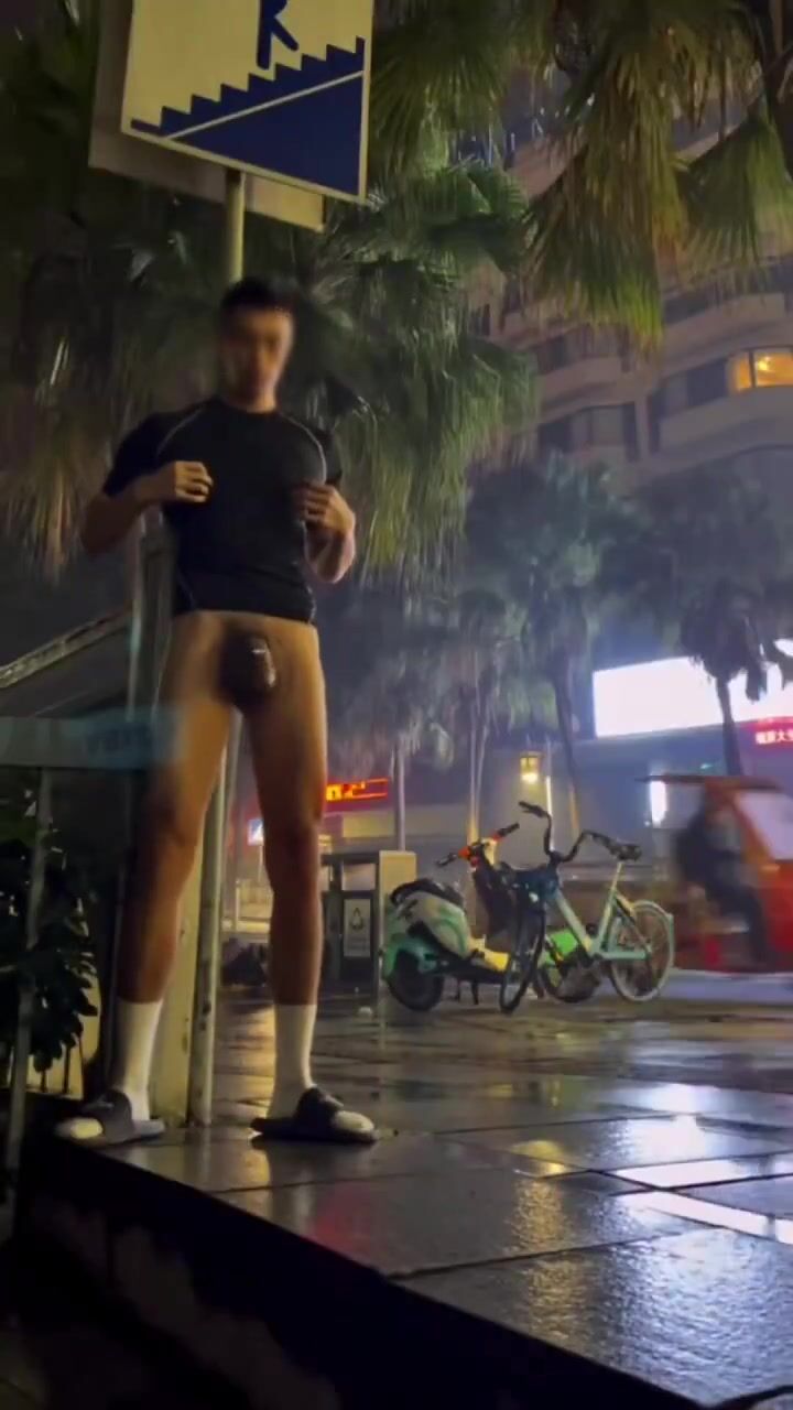 Acción de polla bareback entre un chico joven y un papá musculoso 39