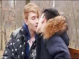 男孩们在公园散步色情男孩