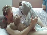 Ado frétillant et baisant ses peluches porno