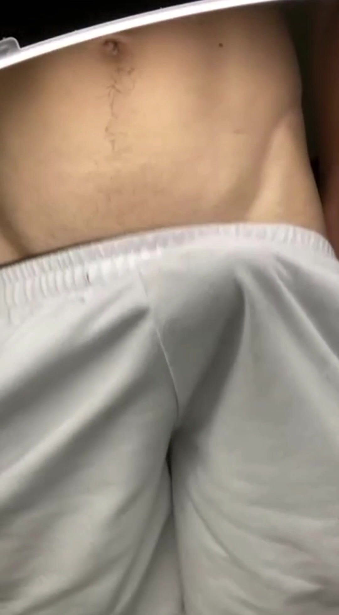 Tiktok-influencer wichst seinen harten schwanz
