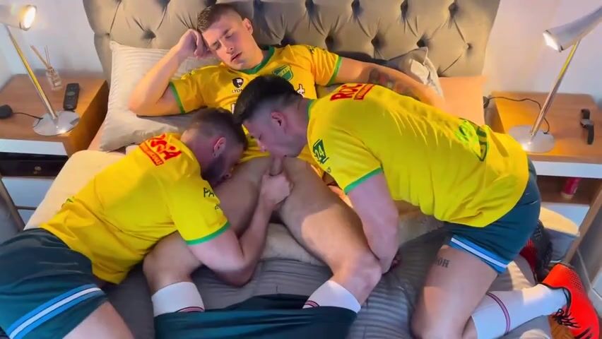勝利したサッカーチームが試合後に生で若い男を犯す