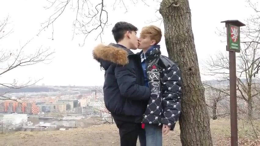 зимние гей-подростки разгораются в необрезной игре