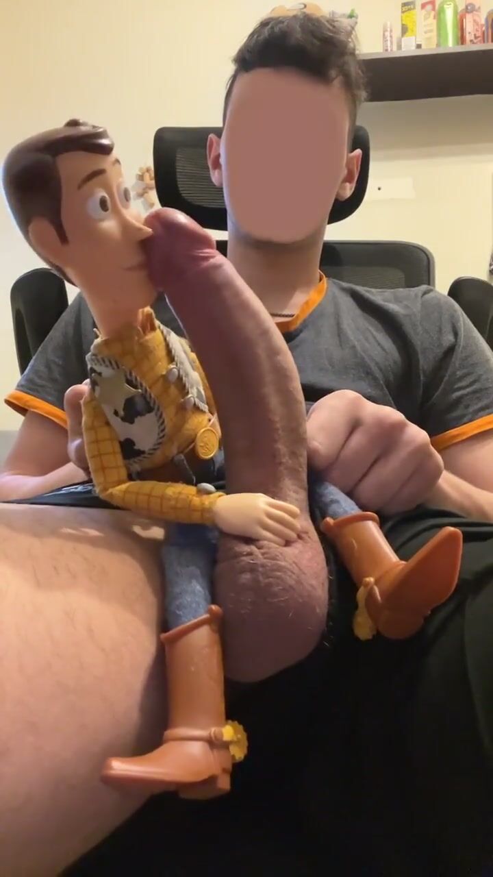 Woody não sabe chupar mas ainda consegue tomar pica