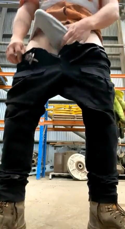 肌肉男在仓库里手淫