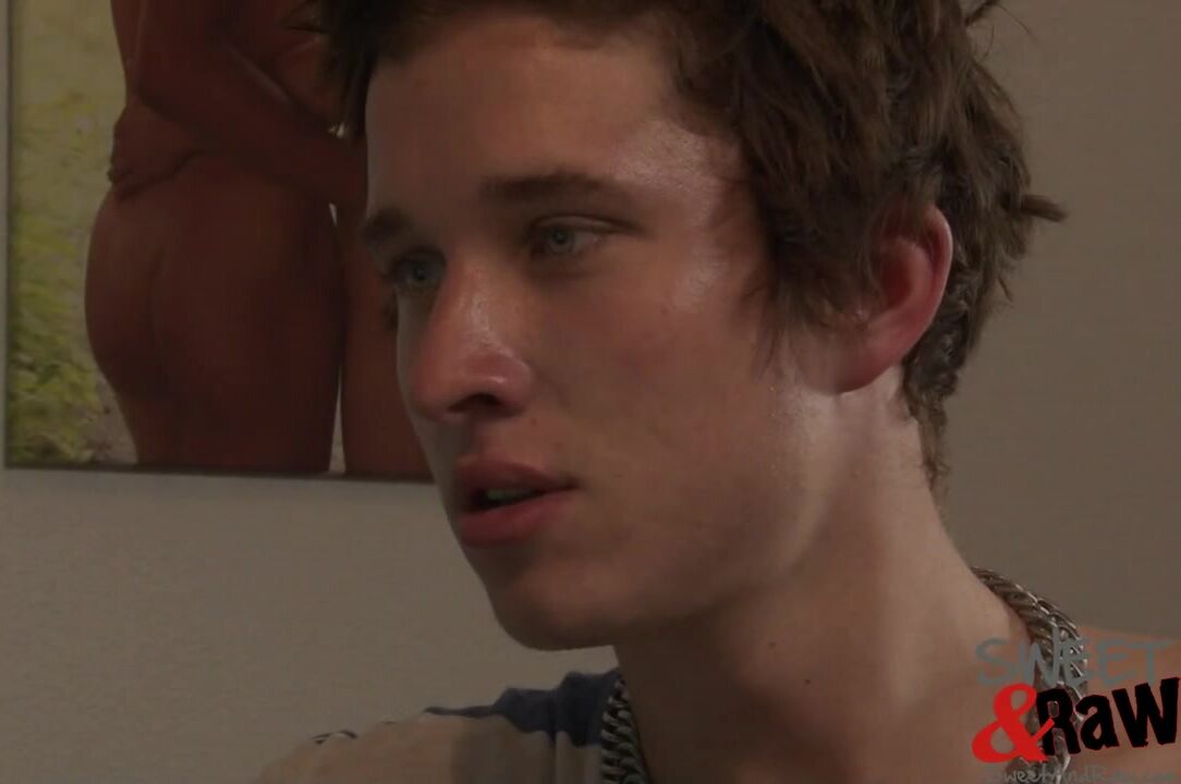 Working home twink barebacked by muscle daddy