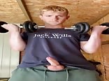 Séance de sport avec une bite dure - tube gay