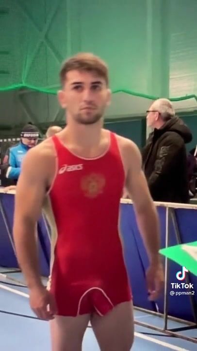 Muscle wrestler barebacks twink in singlet
