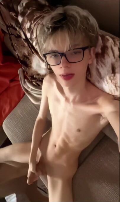 瘦削的克罗地亚小鲜肉撸着他坚硬的鸡巴
