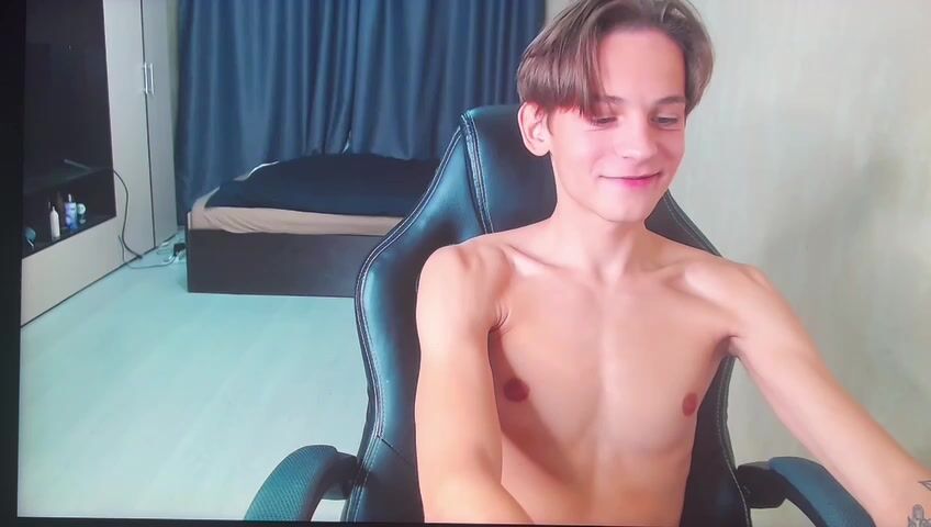 सुनहरे बालों वाला लड़का chaturbate पर मुठ मारता है