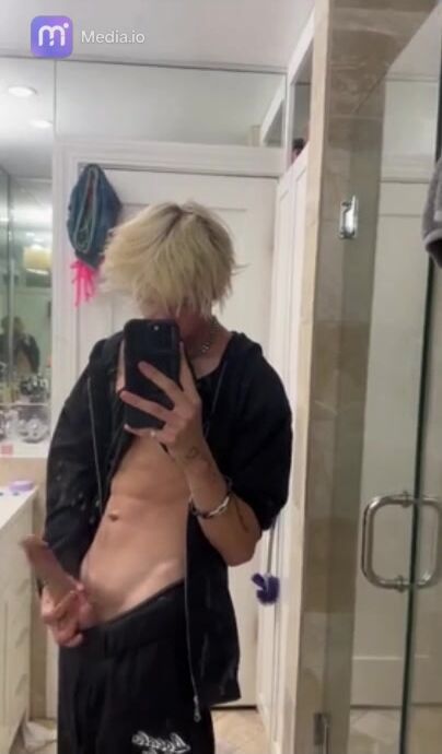 20 cm cock bareback fucks ass