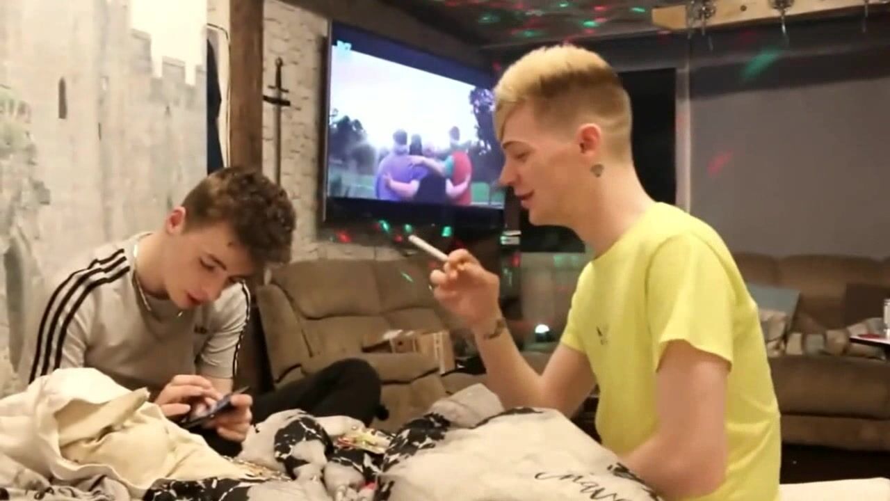 Ado suce la bite crue du papa musclé 2