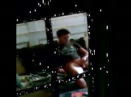 закрой жалюзи на это действие с молодым парнем